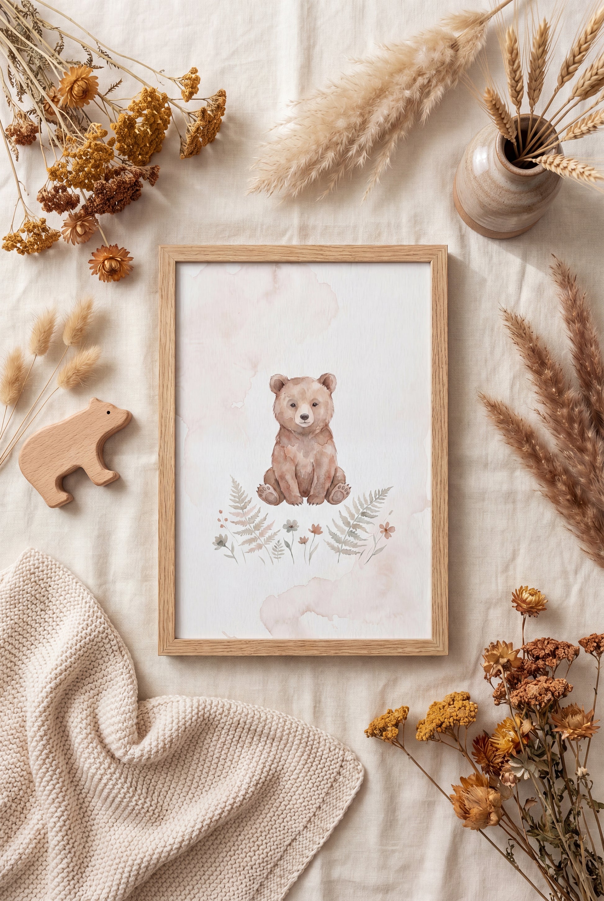Plakat z młodym misiem w drewnianej ramie, flatlay z suszonymi kwiatami i drewnianą zabawką — POLANA