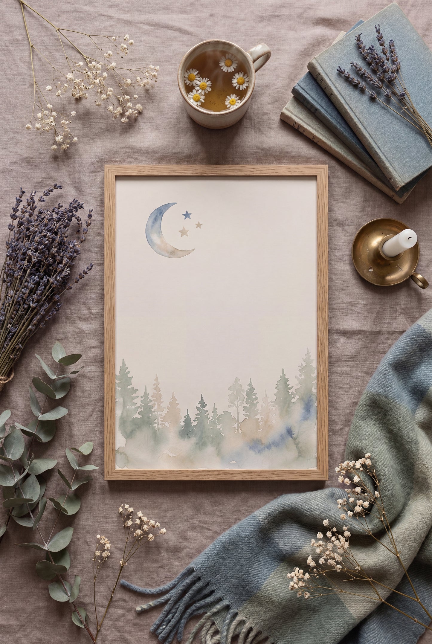 Plakat Księżyc nad Lasem w drewnianej ramie, flatlay z herbatą, książkami poezji, świecą i lawendą — wieczorny mood POLANA